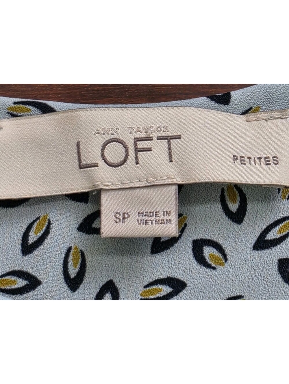 Loft Petites SP Sage Green Leaf Print Sleeveless Blouse Shell Office Siren Top - Picture 3 of 8